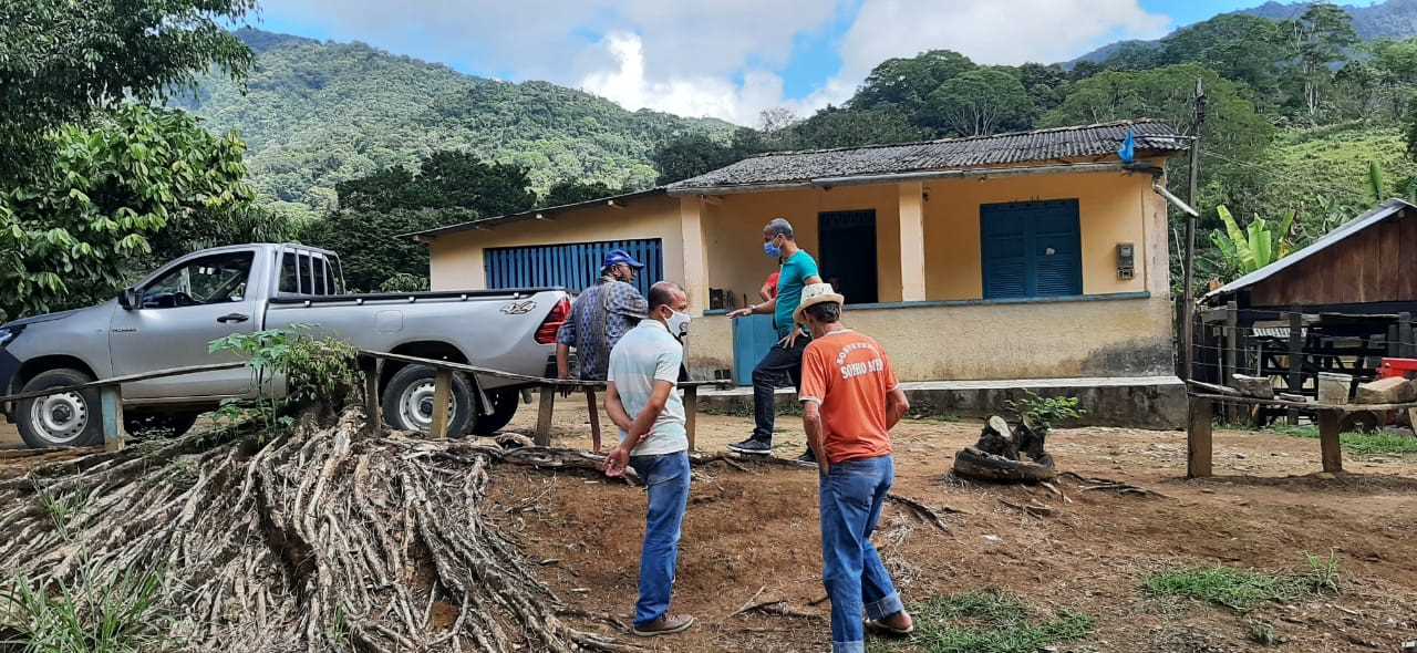 Camacã: A pedido dos vereadores Índio Eventos e Didico Prefeitura faz limpeza da estrada do Novo Itamarati (Biscó)